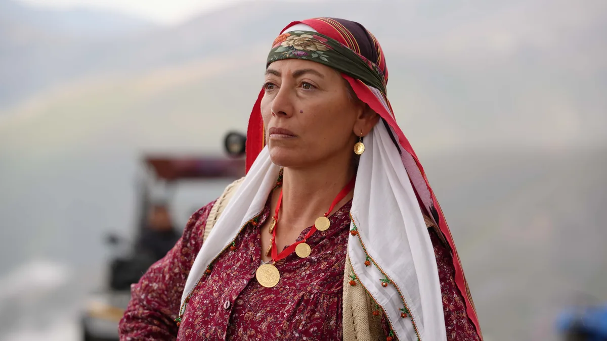 Taşacak Bu Deniz dizisinde yöresel başörtüsü ve altın takılarıyla bir kadın karakter
