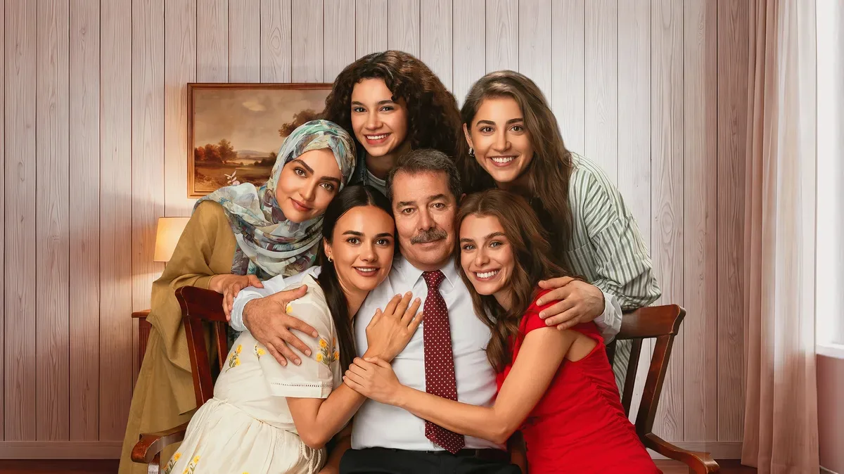 Evlilik Güzeldir dizisinin, baba ile beş kızını bir arada gösteren afişi